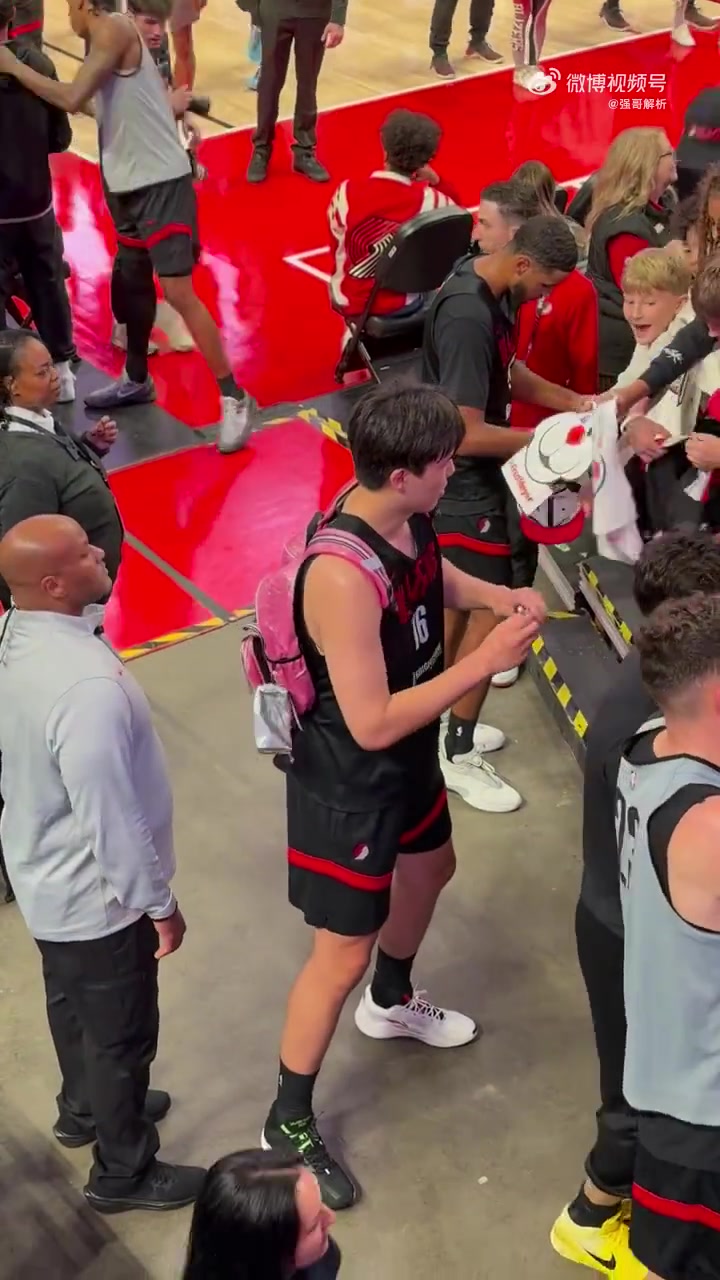 楊翰森這個簽名手速得練練了 簽這么認真你是真簽不完