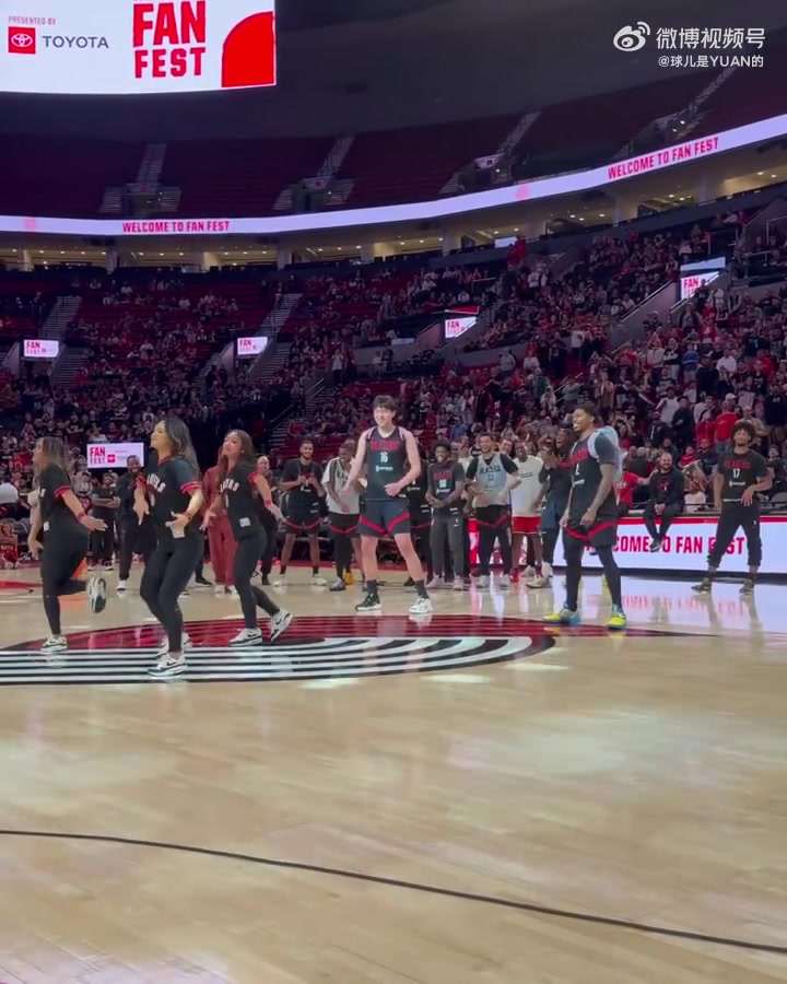 有種老實人豁出去的感覺楊瀚森終究還是沒逃過背粉色小書包跳舞