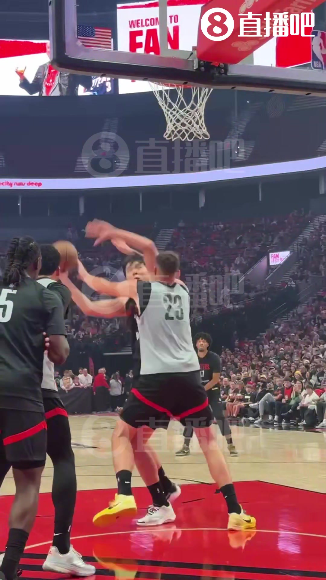 中鋒位置正面較量楊瀚森利用腳步強吃克林根碾到籃下得分