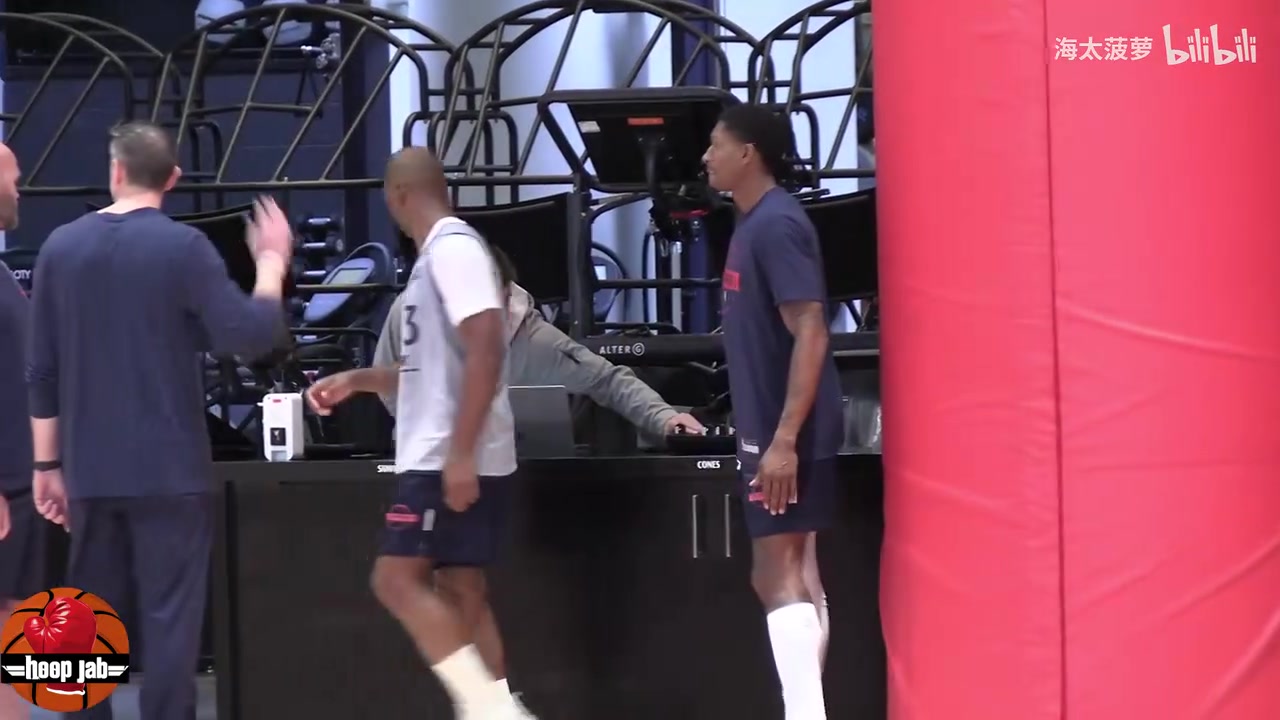 比爾看起來狀態(tài)不錯啊快船訓(xùn)練營花絮保羅比爾友好互動