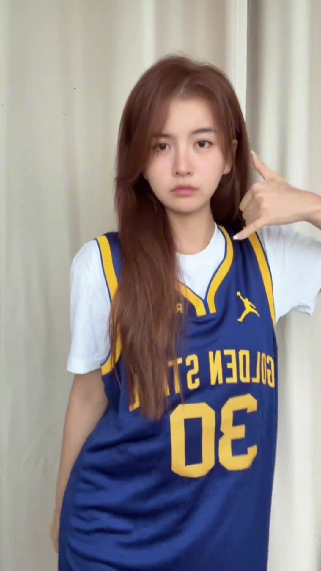 素顏的顏值也這么能打NBA女主播煉煉曬球衣變裝