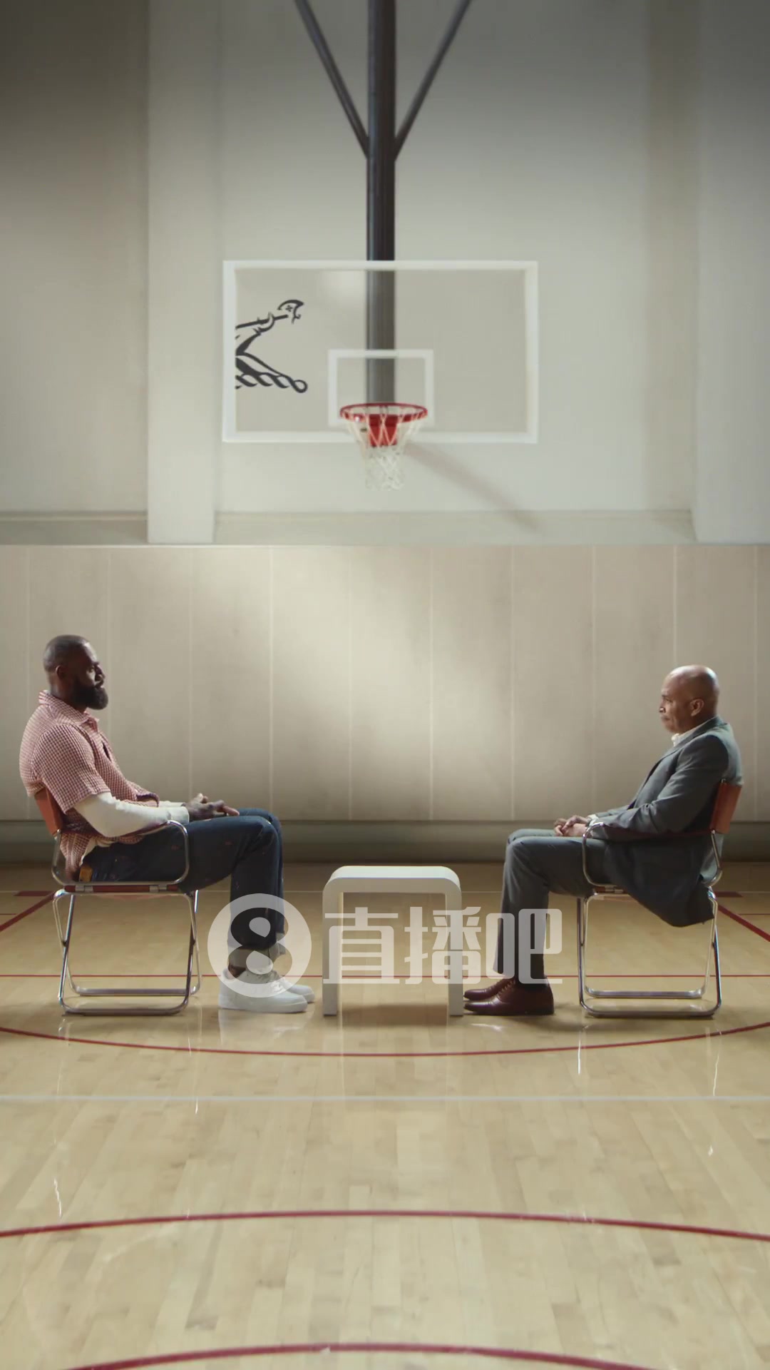 有點(diǎn)難評(píng)等了一天的詹姆斯決定二是廣告老詹還給酒戴皇冠