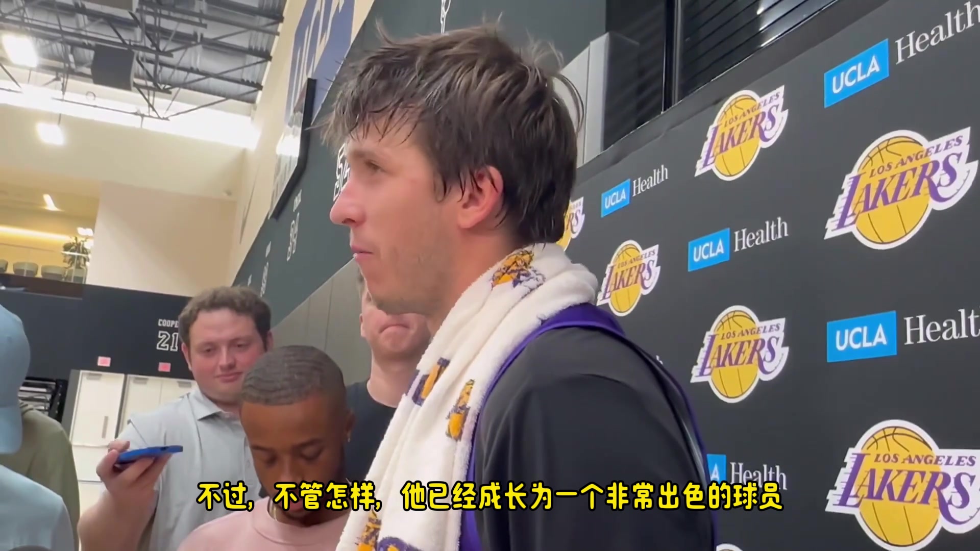 情商很高里夫斯贊布朗尼季前賽表現(xiàn)他幾乎每天都是場(chǎng)上表現(xiàn)最好球員之一