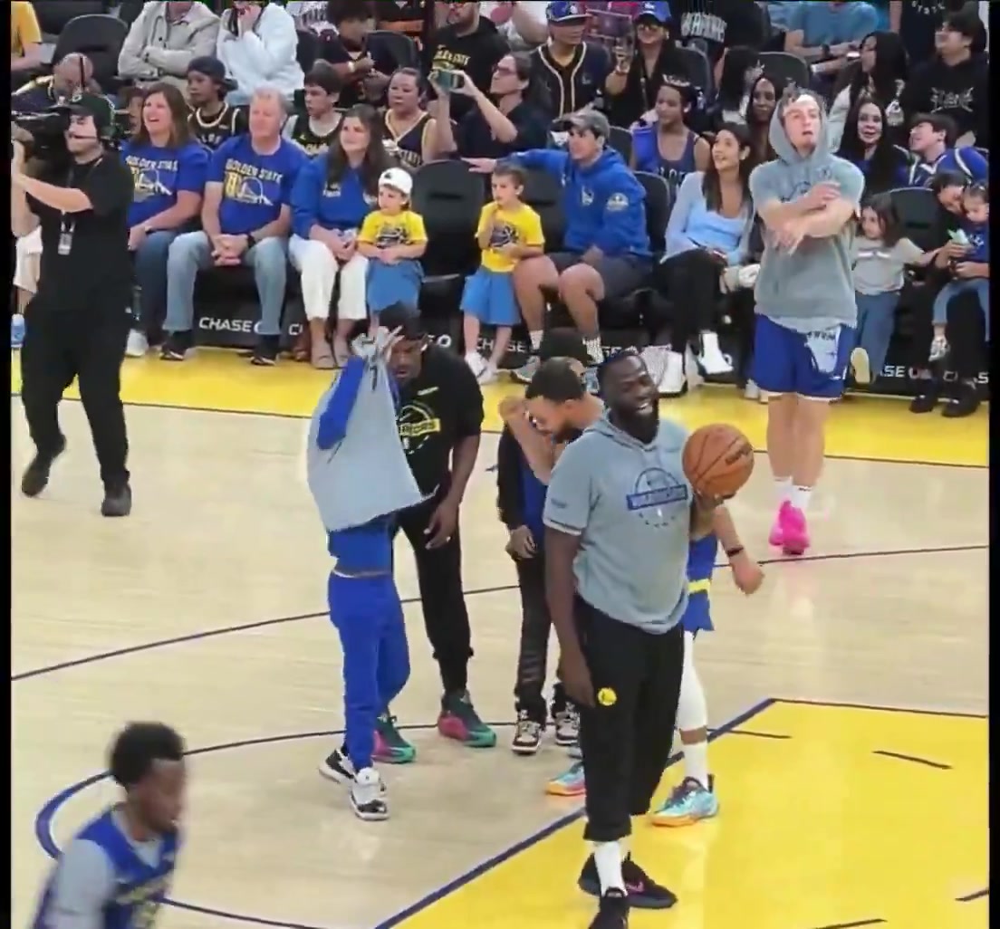 你倆真壞巴特勒庫里指使小球迷向希爾德扔球衣