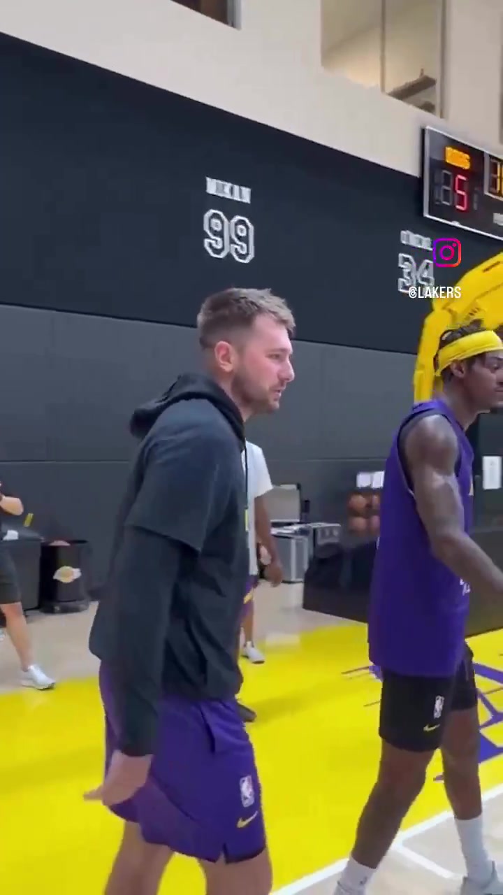 發(fā)福利了東契奇給隊友每人送一雙自己的新球鞋