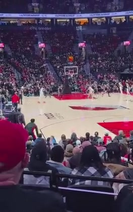 直接競(jìng)爭(zhēng)對(duì)手楊瀚森夢(mèng)幻腳步打進(jìn)克林根在場(chǎng)邊單手指天慶祝