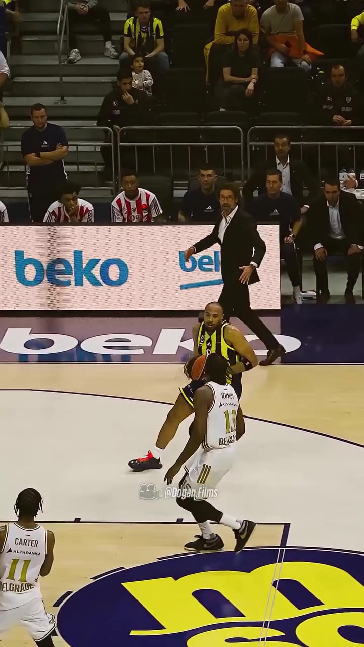 臥槽我湖舊將霍頓-塔克在土超的這記隔扣也太殘暴了吧