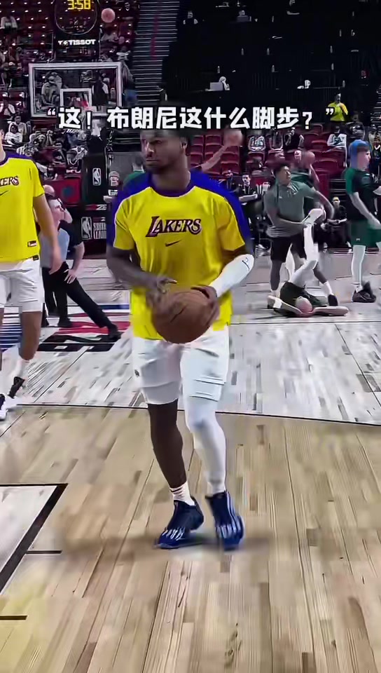 布朗尼這是在練習(xí)什么腳步看起來(lái)似乎走了很多步