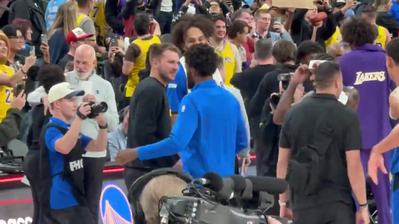 還是很愛(ài)東契奇與獨(dú)行俠前隊(duì)友一一擁抱談心與濃眉有說(shuō)有笑