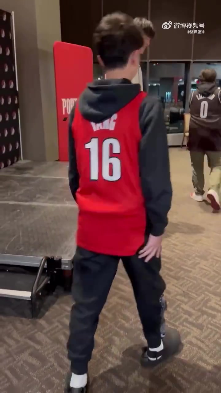 太呆萌了楊瀚森現(xiàn)在走到哪都背著這個粉色小書包