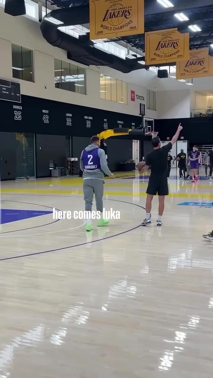 好久不見(jiàn)變老6了東契奇訓(xùn)練到處偷球 最后被全隊(duì)嫌棄