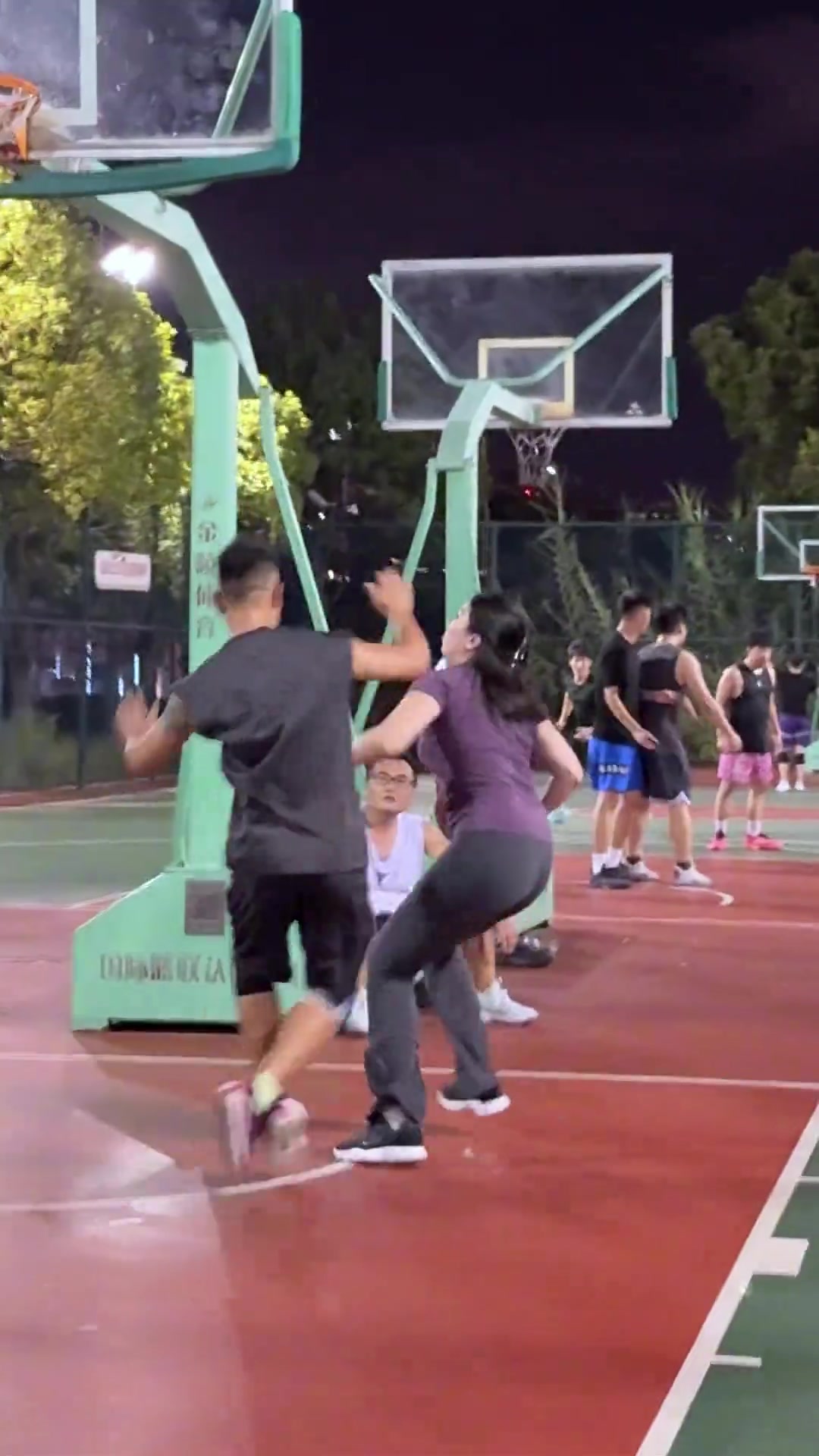 確實挺能打野球場肘姐做我的敵人你能撐多久