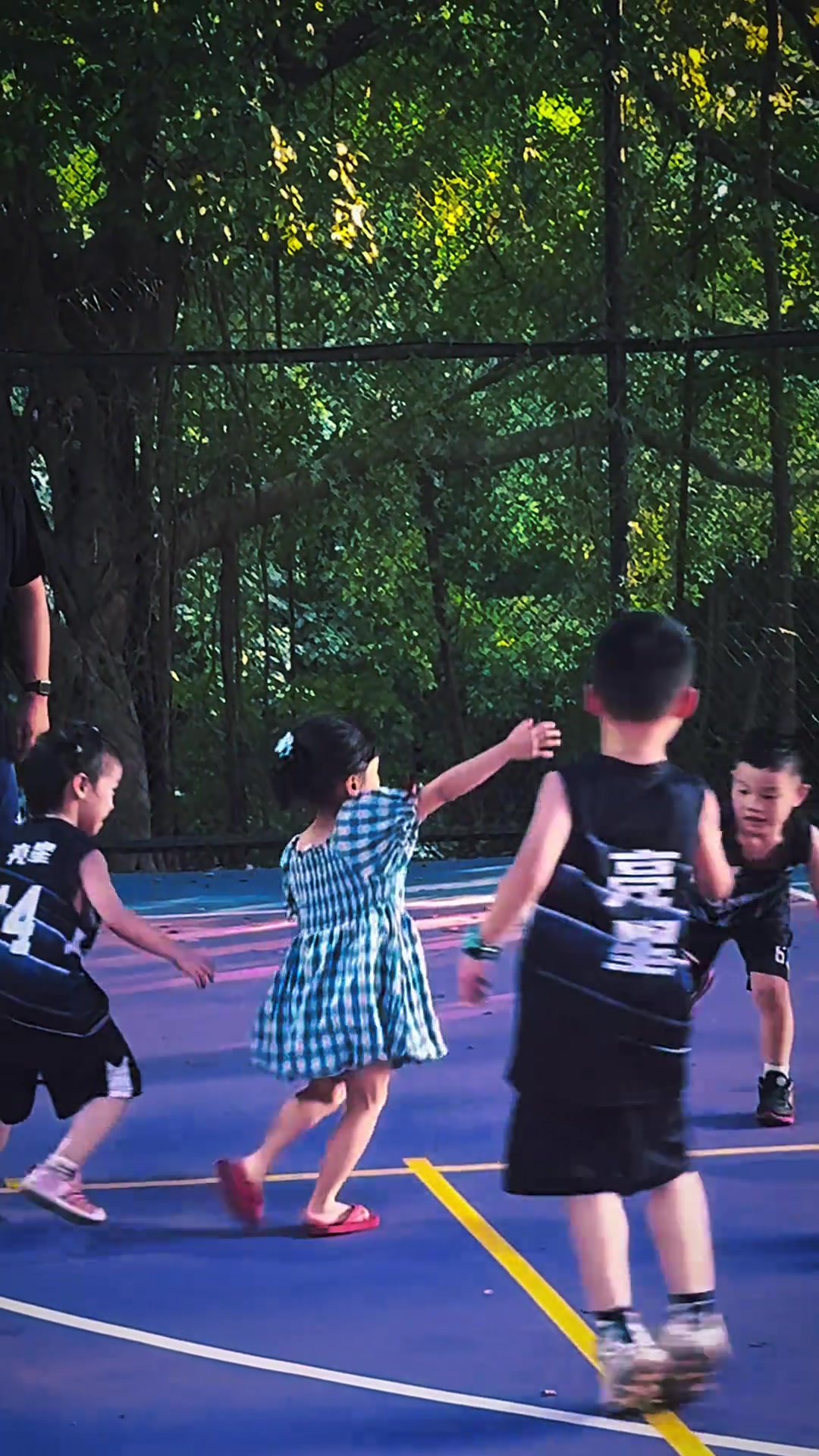 拖鞋小妹妹搶斷一條龍上籃這球感能否勝過99吧友