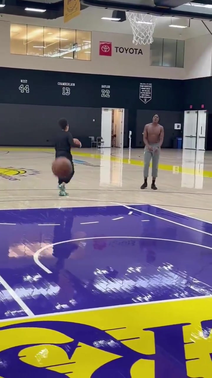 湖人新秀迪耶羅進行恢復訓練他還將等待幾個星期進行復查