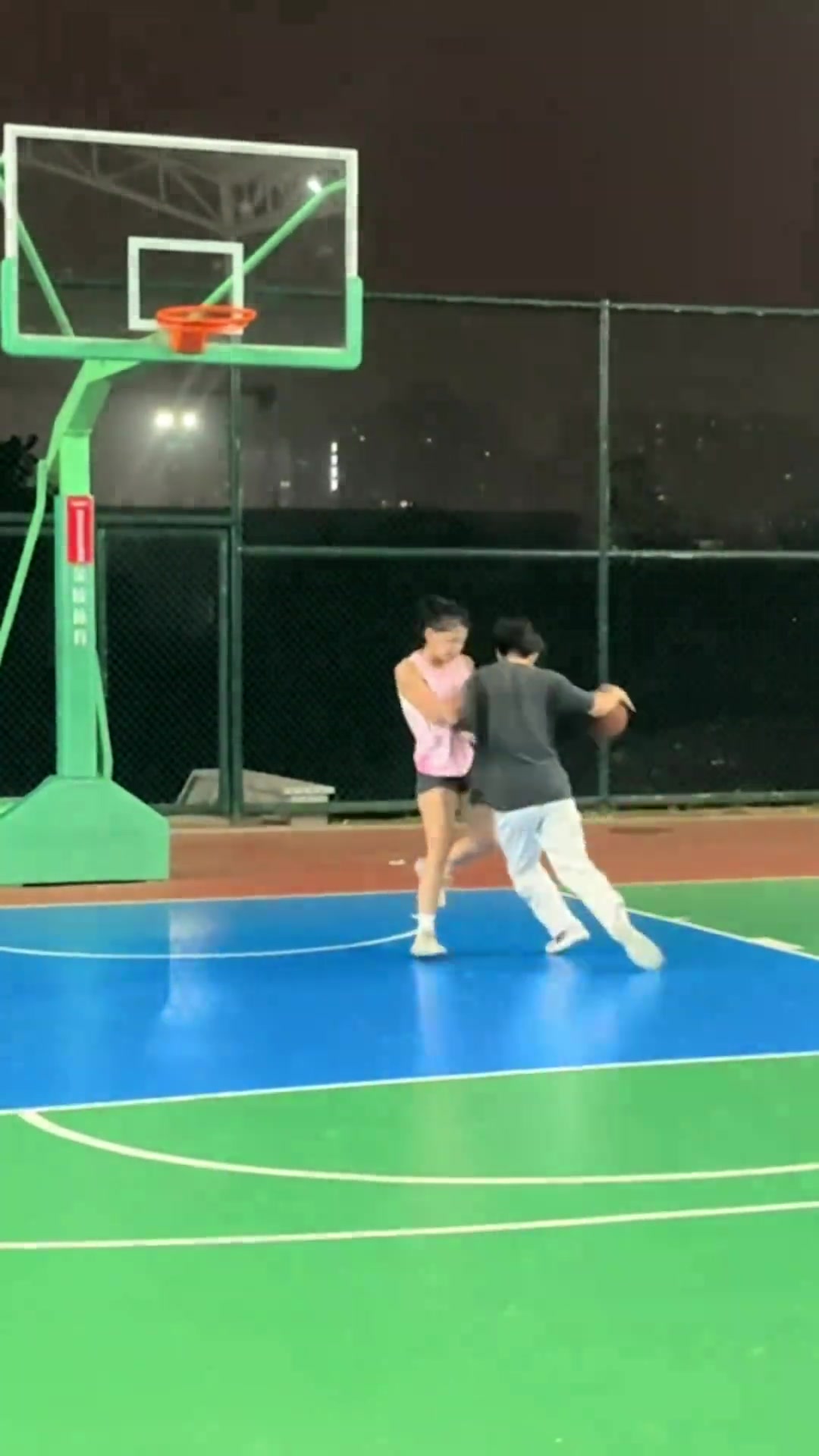 小伙子強(qiáng)打小姐姐毫不留情這就是傳說中的西格瑪男人