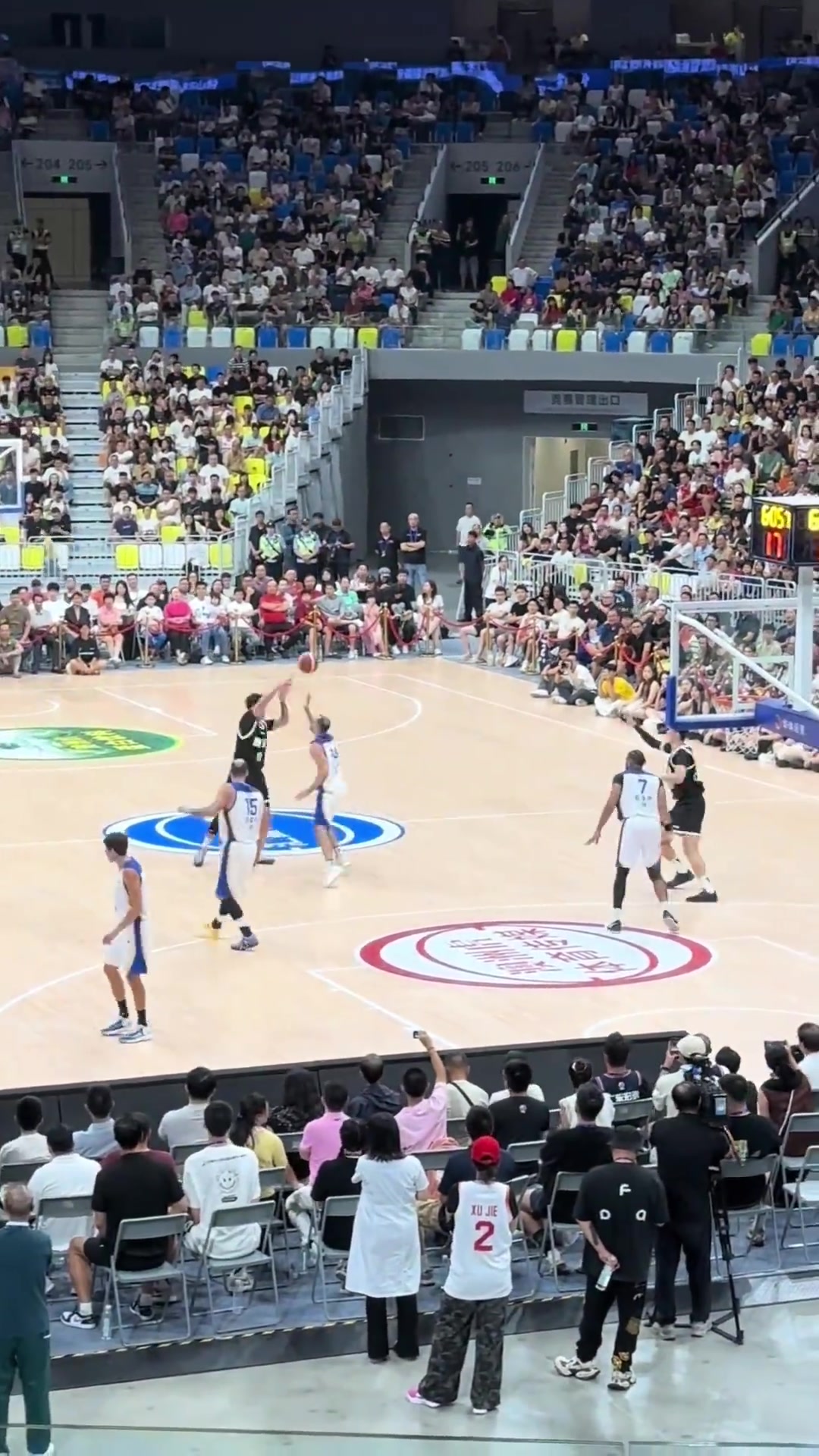 動作這么大廣東與西班牙某球隊熱身賽 周鵬揮肘為趙睿出頭