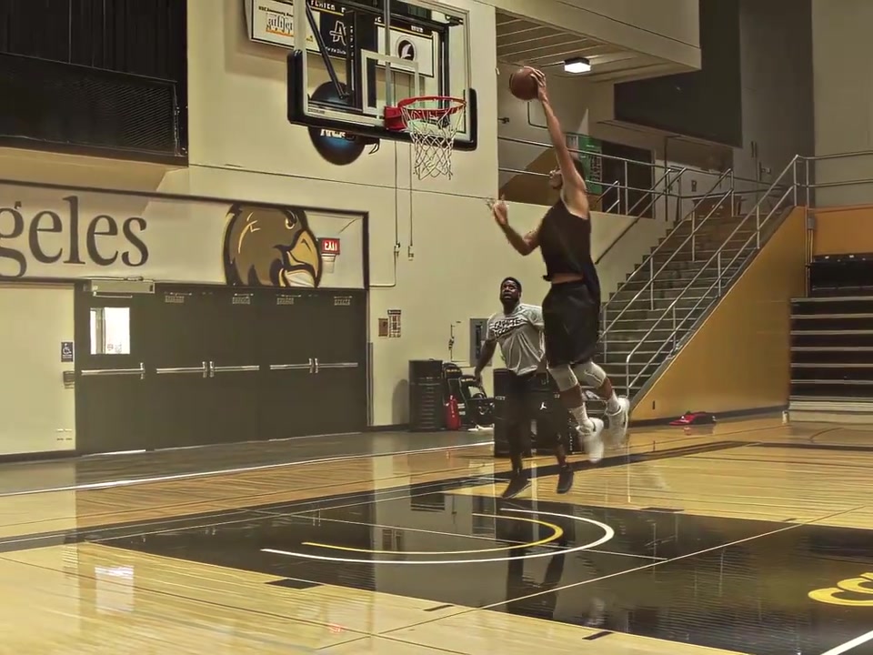 完美的肌肉線條易建聯(lián)多年前在洛杉磯的個人訓練