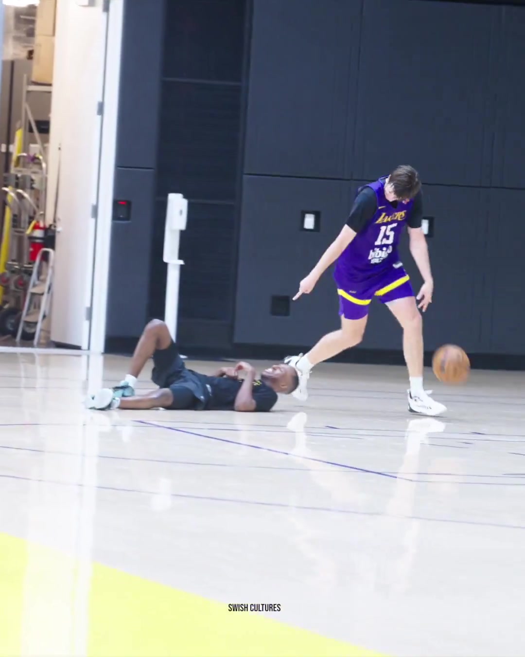 不要太過分里夫斯背運(yùn)把助教給晃倒了還對(duì)后者瘋狂嘲諷