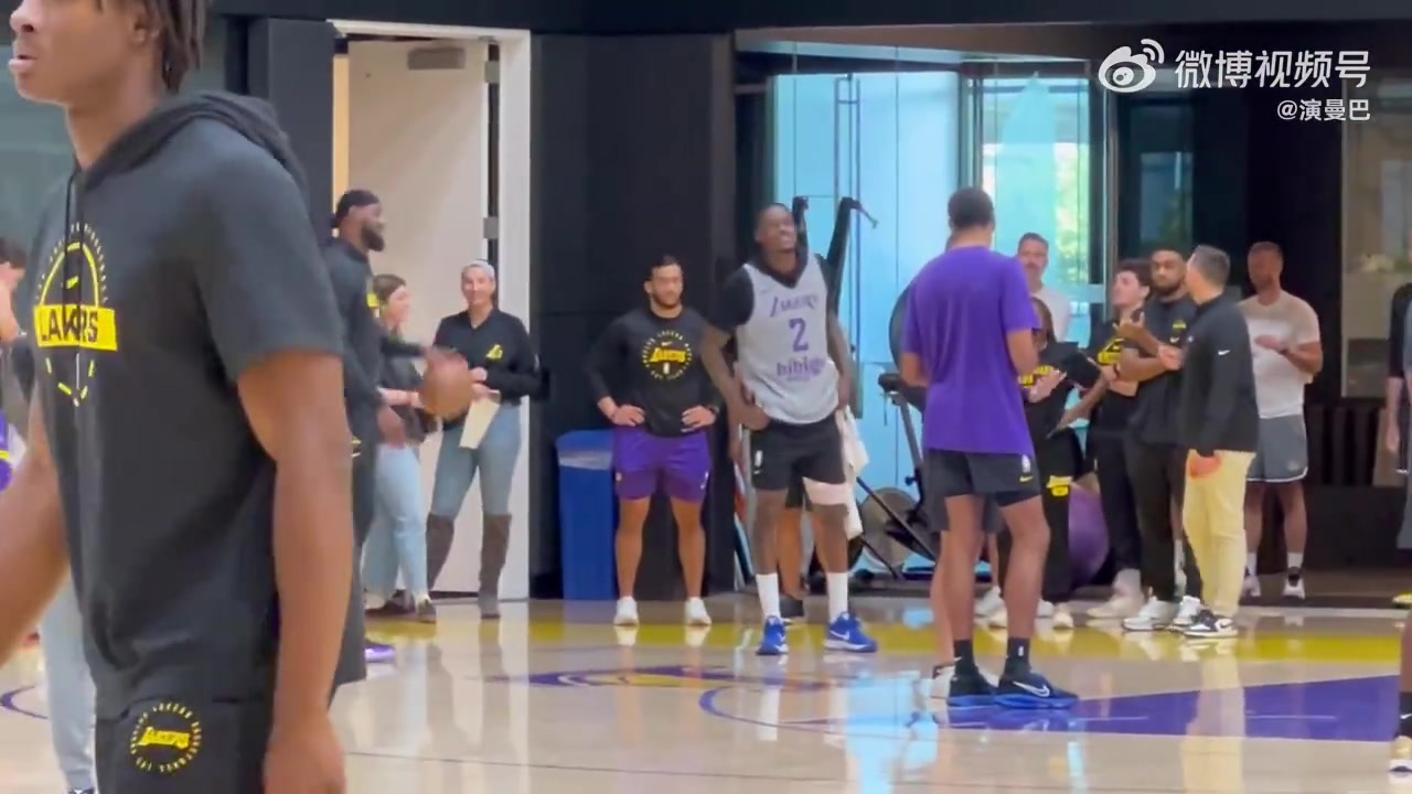 老頭手癢難耐詹姆斯現(xiàn)身湖人隊內(nèi)訓練場自己也開始練起來了