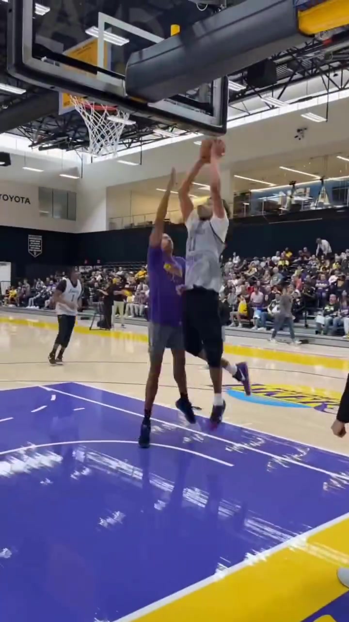 明天就開(kāi)打湖人隊(duì)內(nèi)訓(xùn)練布朗尼超級(jí)拉桿東契奇絲滑左手拋投