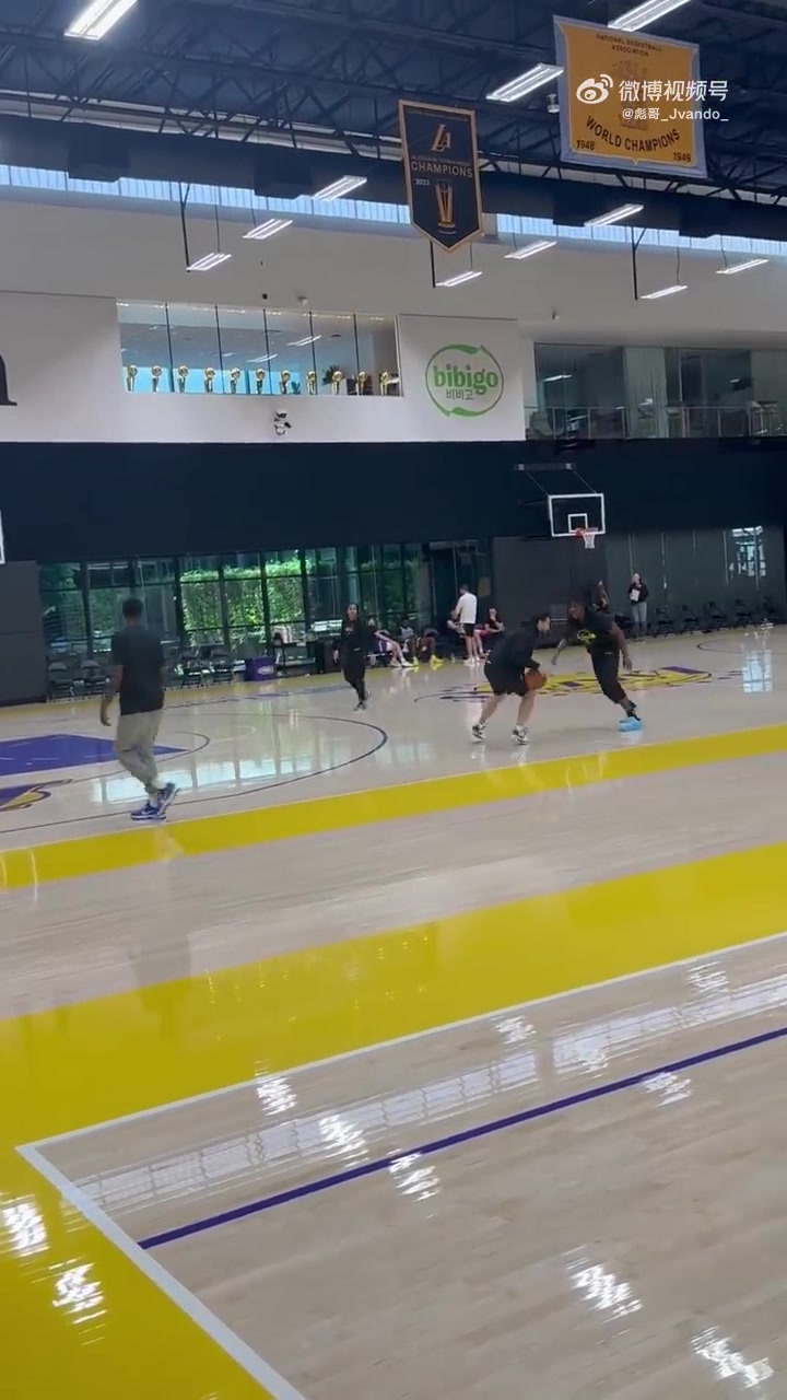 也是個(gè)防守大閘的苗子湖人新秀阿杜這防守腳步蠻扎實(shí)的