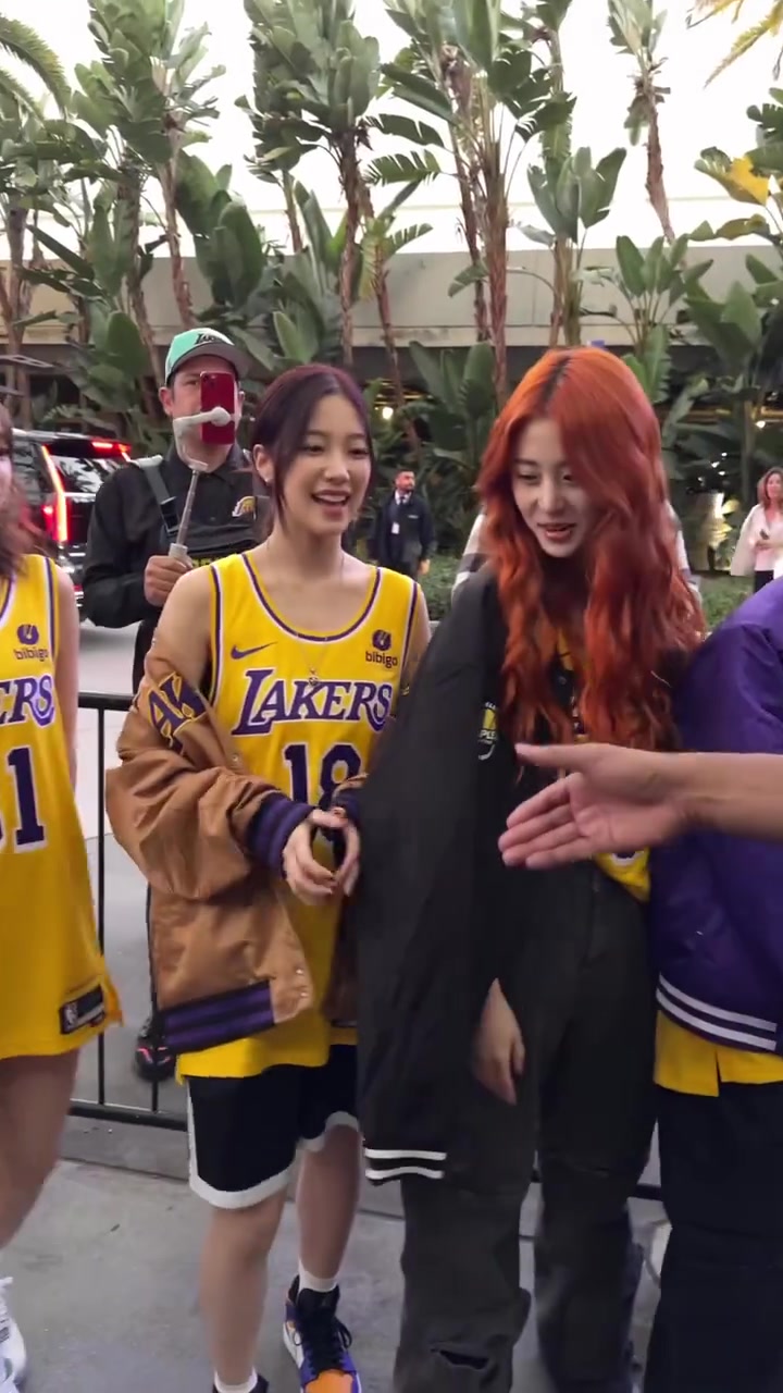 最萌身高差名場(chǎng)面魔術(shù)師熱情迎接女團(tuán)成員都很漂亮啊