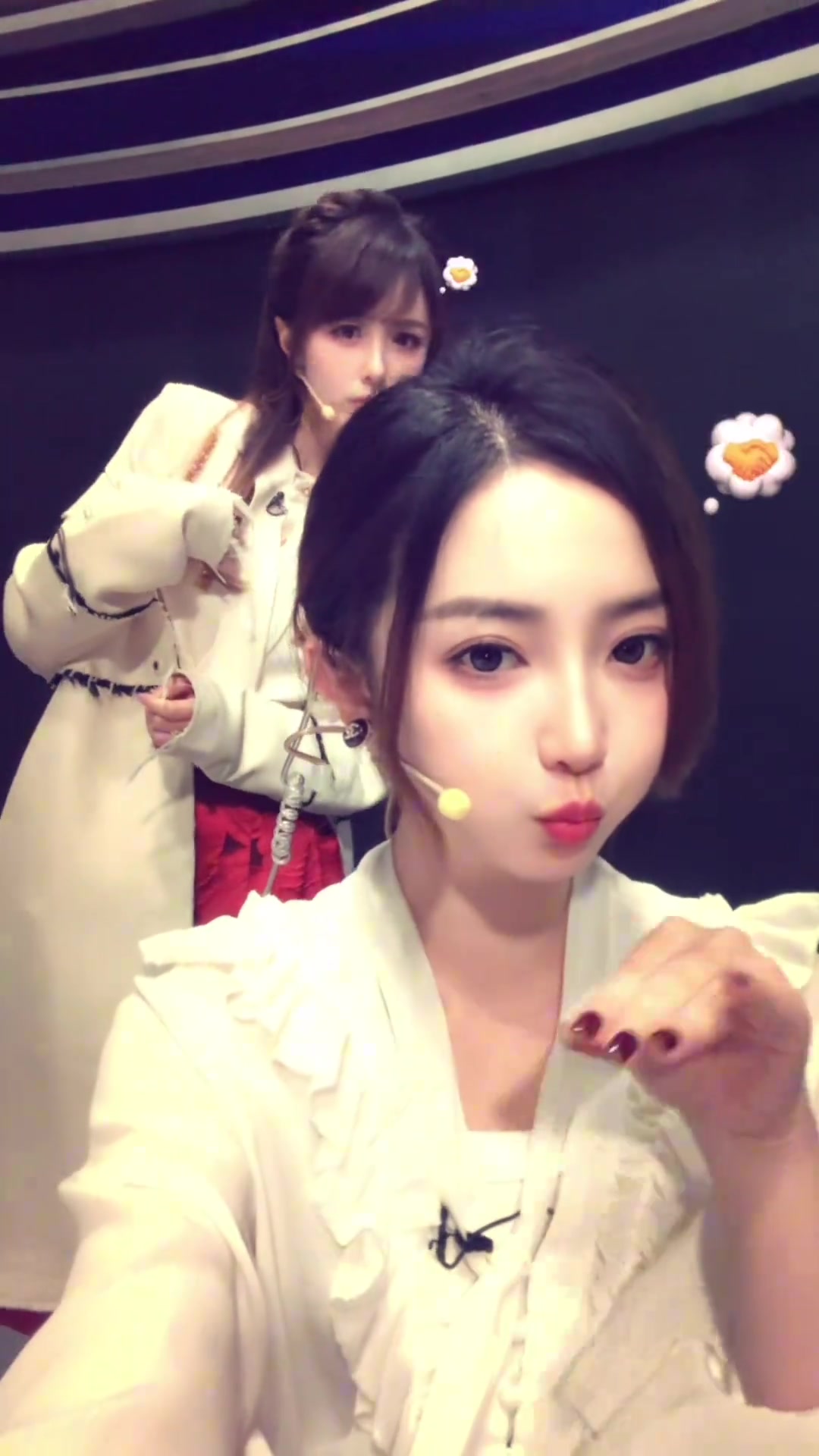 女主播佳依這比賽看的我只想打臉小七在后面瘋狂比劃打臉動(dòng)作