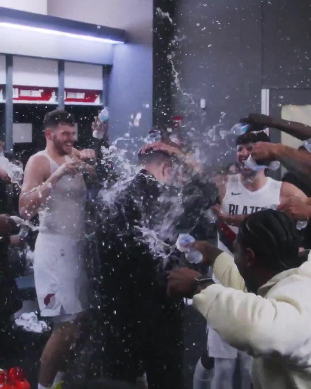 一掃陰霾開拓者全員潑水慶祝斯普利特首勝小楊潑得很開心啊