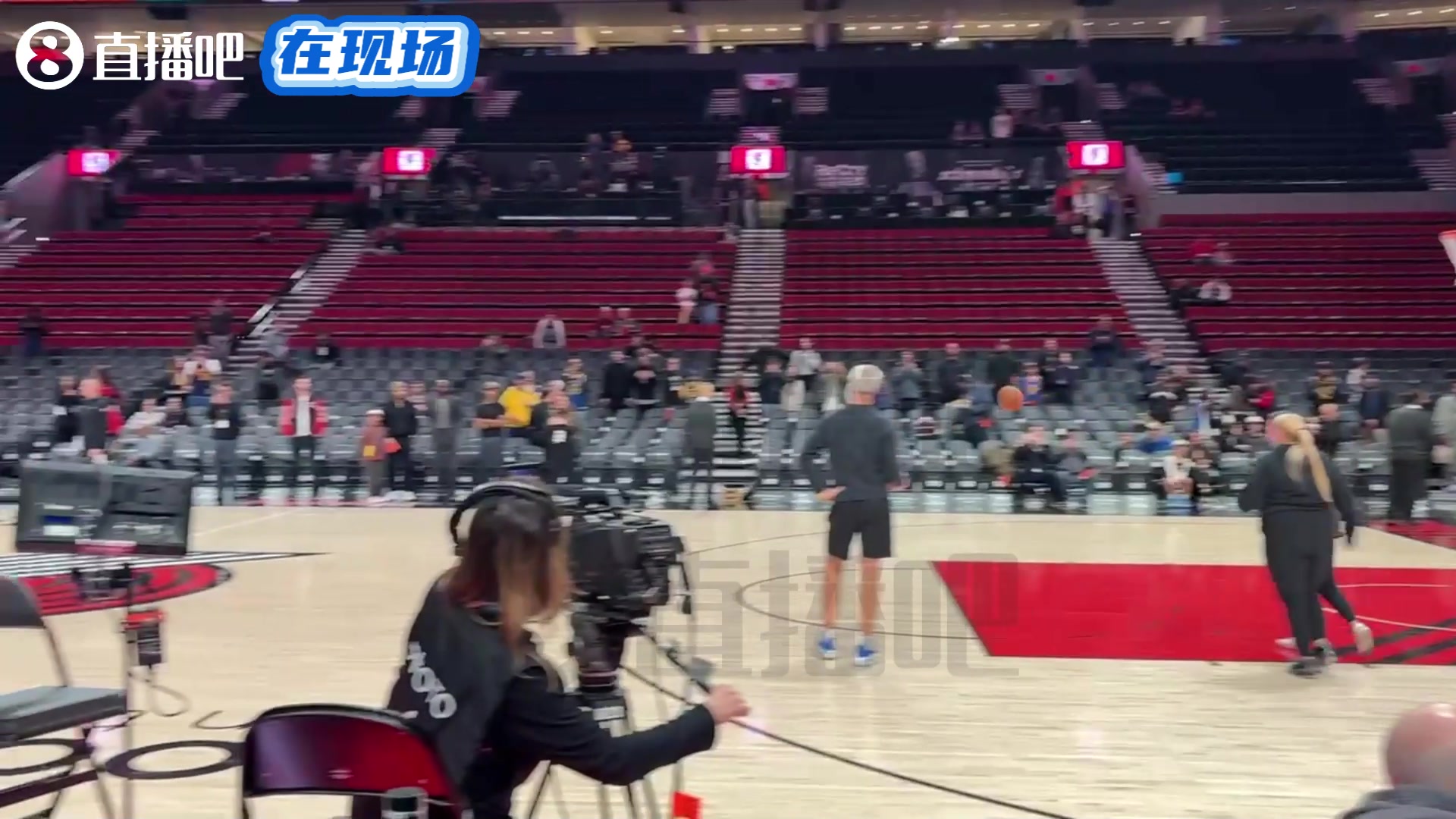 庫里賽前熱身連中三分遠(yuǎn)投這手感真是沒誰了