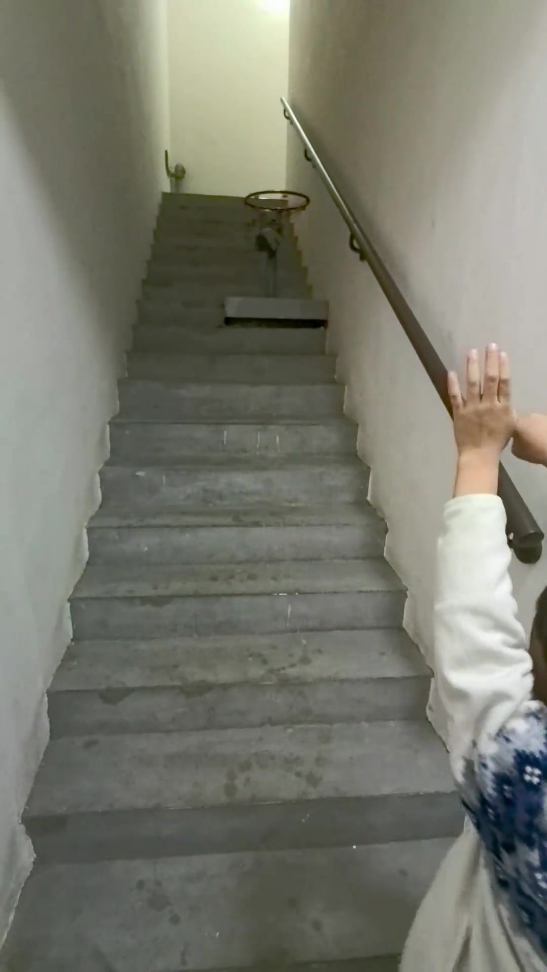 小弟弟樓梯間苦練投籃 不懂就問(wèn)這會(huì)吵到鄰居嗎