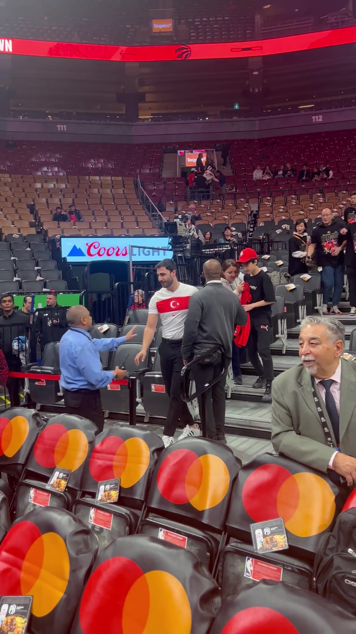 人真好昨天申京支開保安 喊現(xiàn)場支持他的土耳其老鄉(xiāng)合影簽名