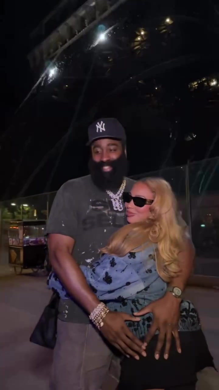 登哥萬(wàn)圣節(jié)與女友甜蜜相擁女友小鳥依人