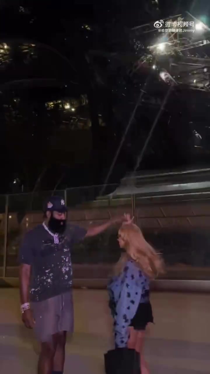 這身材確實(shí)很棒哈登萬(wàn)圣節(jié)又去陪女朋友了