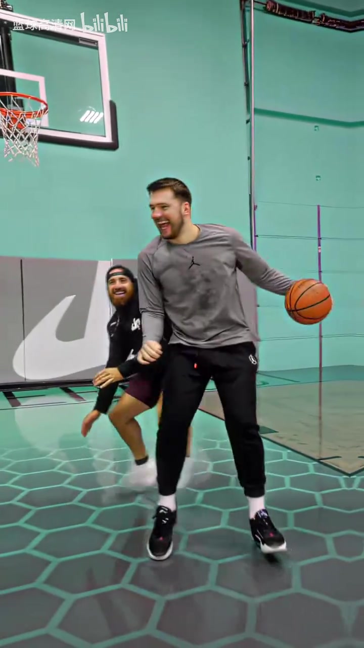 不僅是節(jié)奏而是藝術慢鏡頭看東契奇的進攻簡直得分如喝水啊