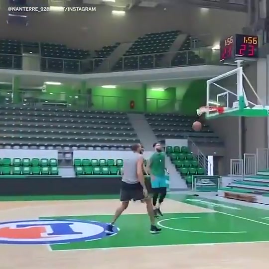 這天賦誰頂?shù)米“?6歲的文班在訓(xùn)練中可以隨便單吃戈貝爾 這天賦誰頂?shù)米“?6歲的文班在訓(xùn)練中可以隨便單吃戈貝爾