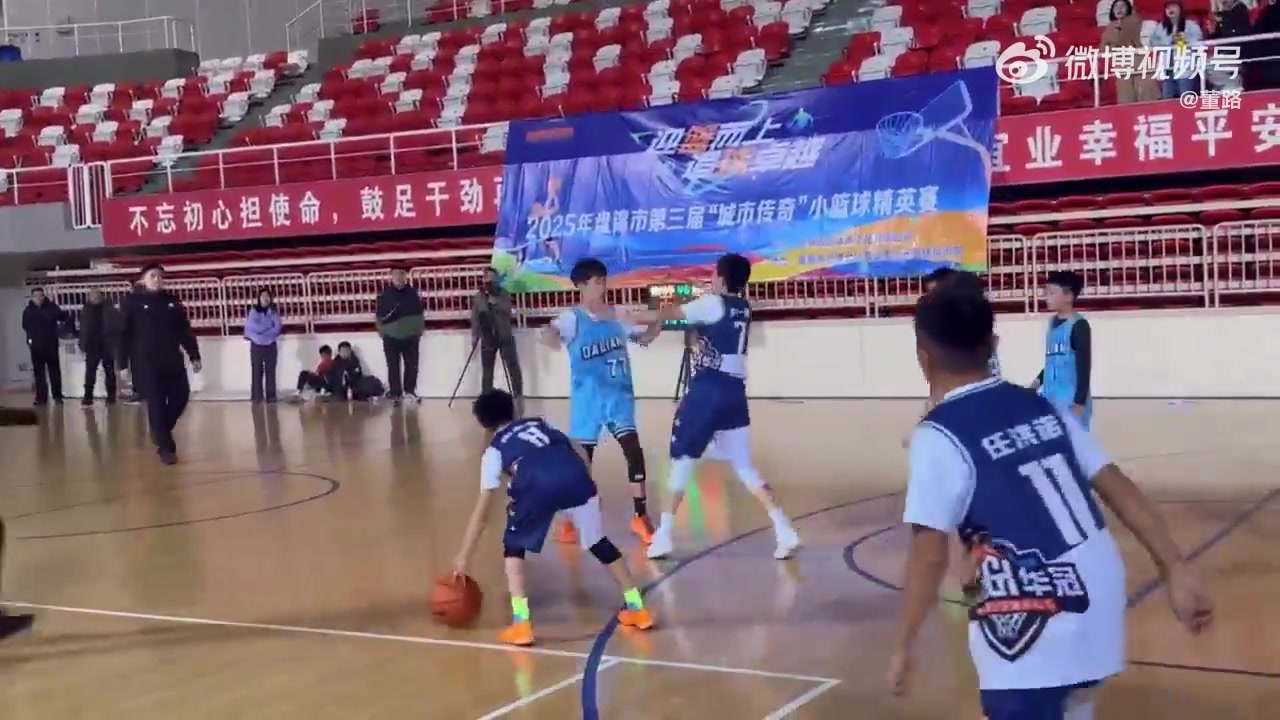 無語場邊家長沖進場內(nèi)推倒比賽小球員直接引發(fā)多方家長沖突斗毆