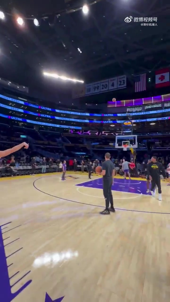 哪有軍訓教官的東契奇賽前飆中圈三分助教們俯臥撐愿賭服輸