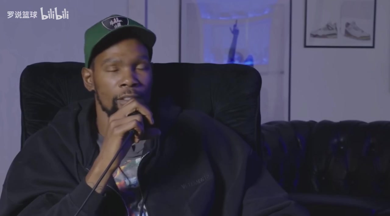 KD接受美女主持人采訪現(xiàn)在喜歡邊打游戲邊靜音看比賽