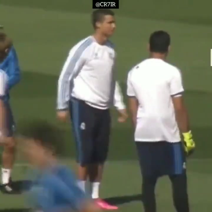 當(dāng)C羅擁抱馬塞洛后其他隊友都嫉妒了