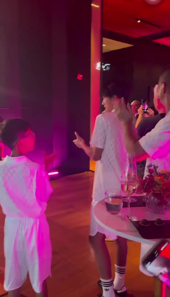 亞馬爾中國(guó)行來啦18歲的小孩哥這大高個(gè)真讓人羨慕