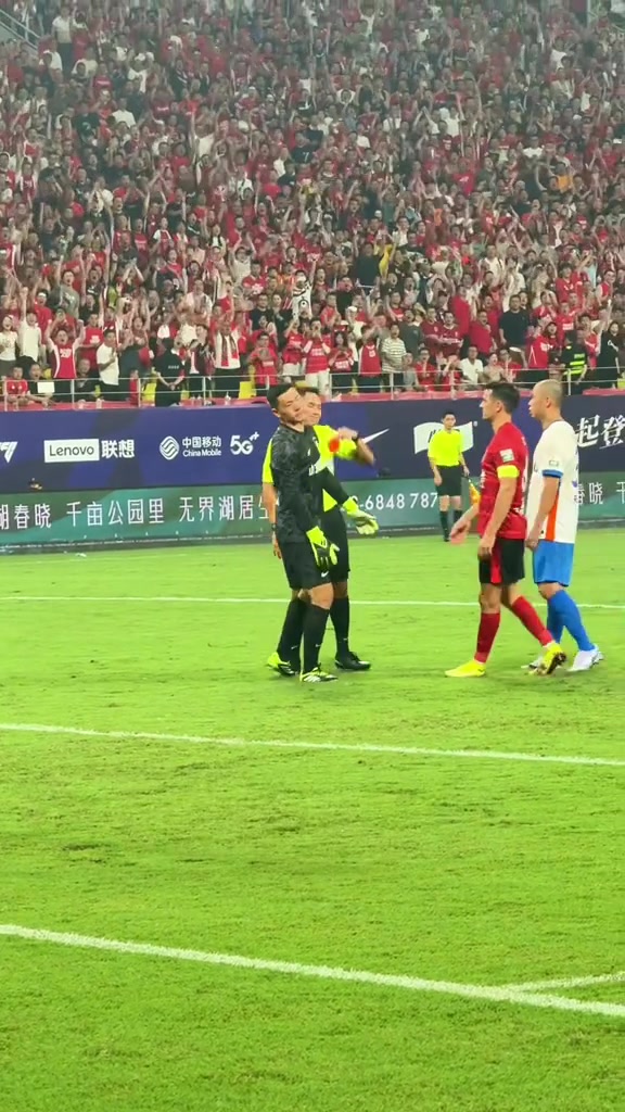 王大雷紅牌罰下很無(wú)奈現(xiàn)場(chǎng)蓉城球迷再見(jiàn)王大雷