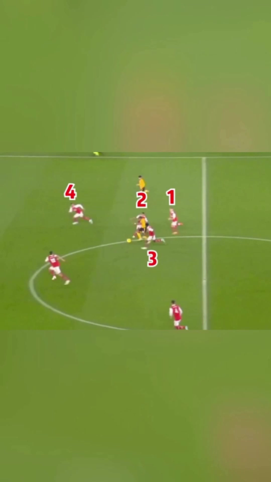 都說(shuō)了足球是團(tuán)隊(duì)運(yùn)動(dòng)任你再犟也只能屈服