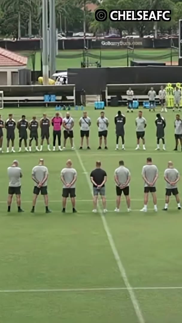 切爾西在訓(xùn)練前為迪奧戈-若塔和安德烈-席爾瓦默哀一分鐘