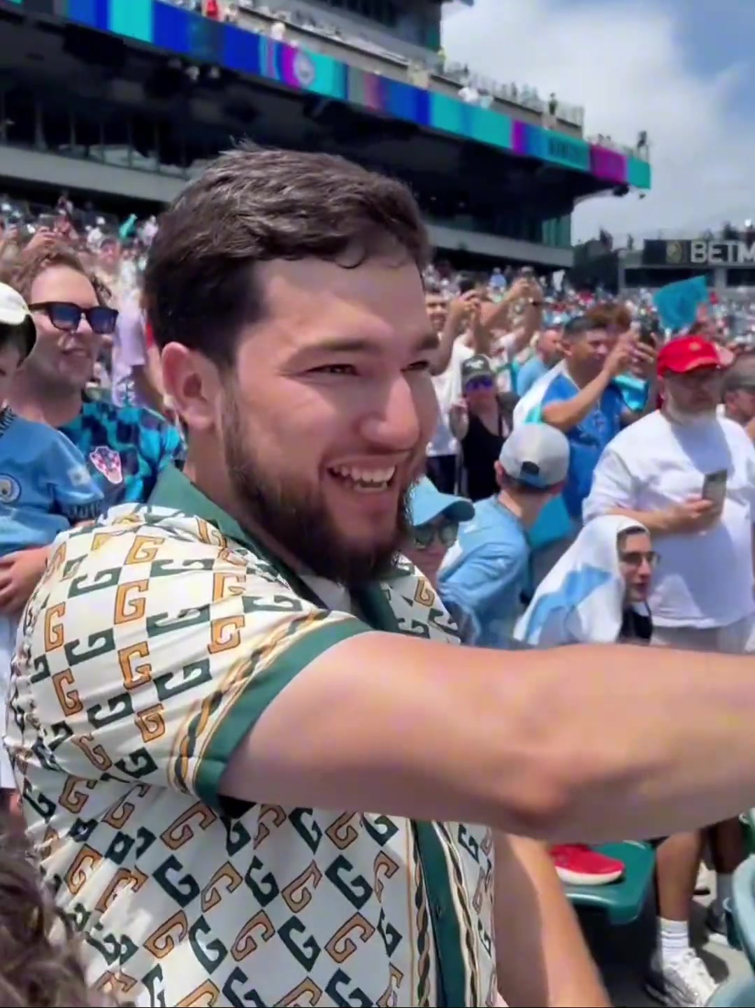 當(dāng)胡桑諾夫的老朋友來(lái)看他踢球小胡羞澀的送出了自己的球衣