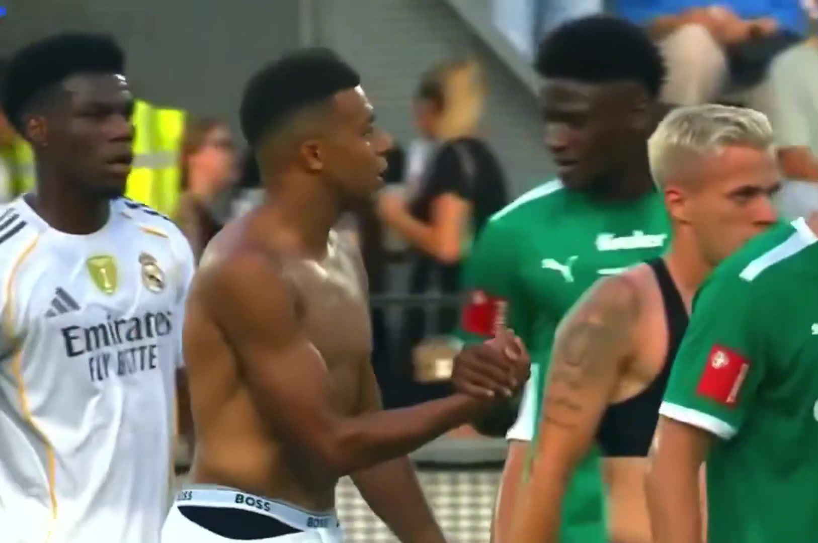 姆巴佩和居勒爾半場(chǎng)時(shí)就被蒂羅爾球員要走了球衣