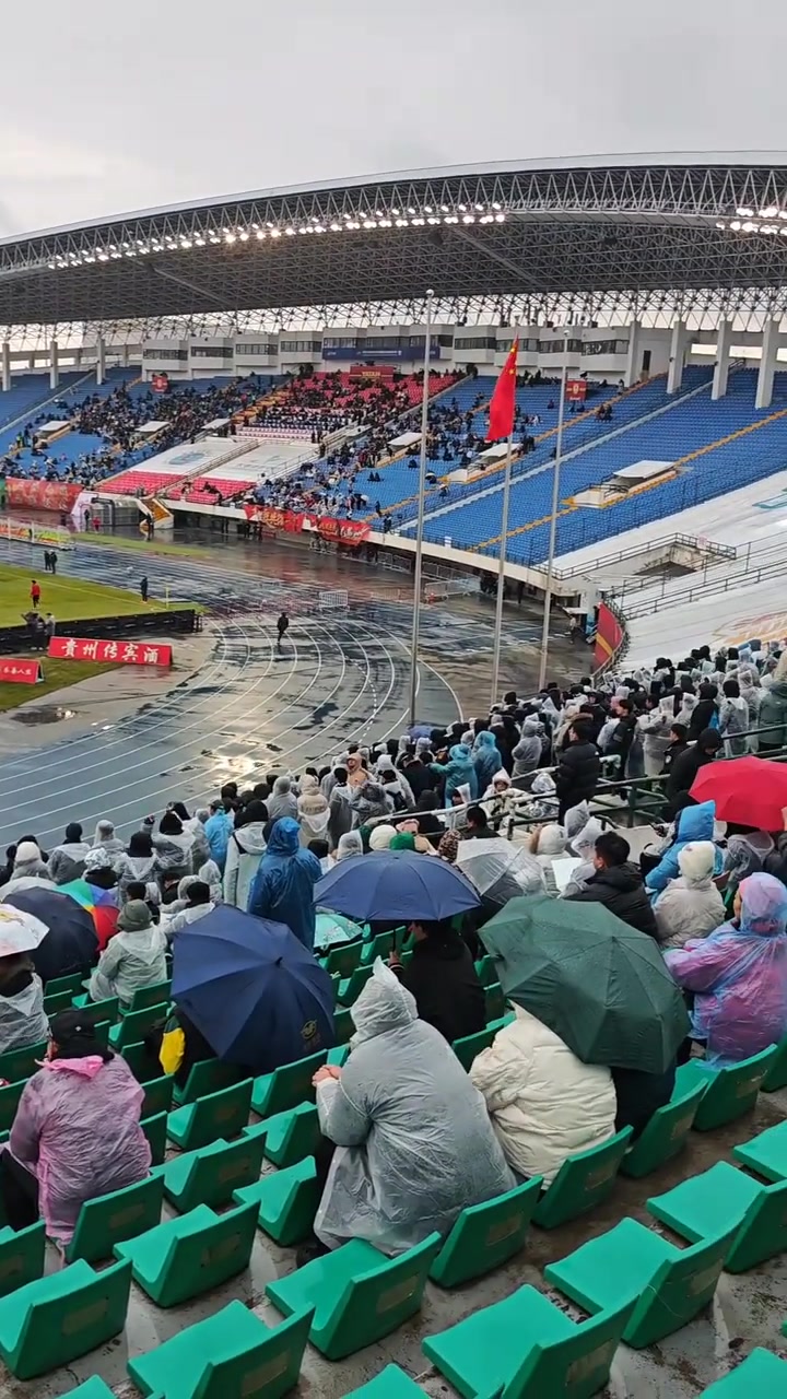 夠意思實拍凄風(fēng)冷雨中不少北京球迷仍隨國安遠征長春