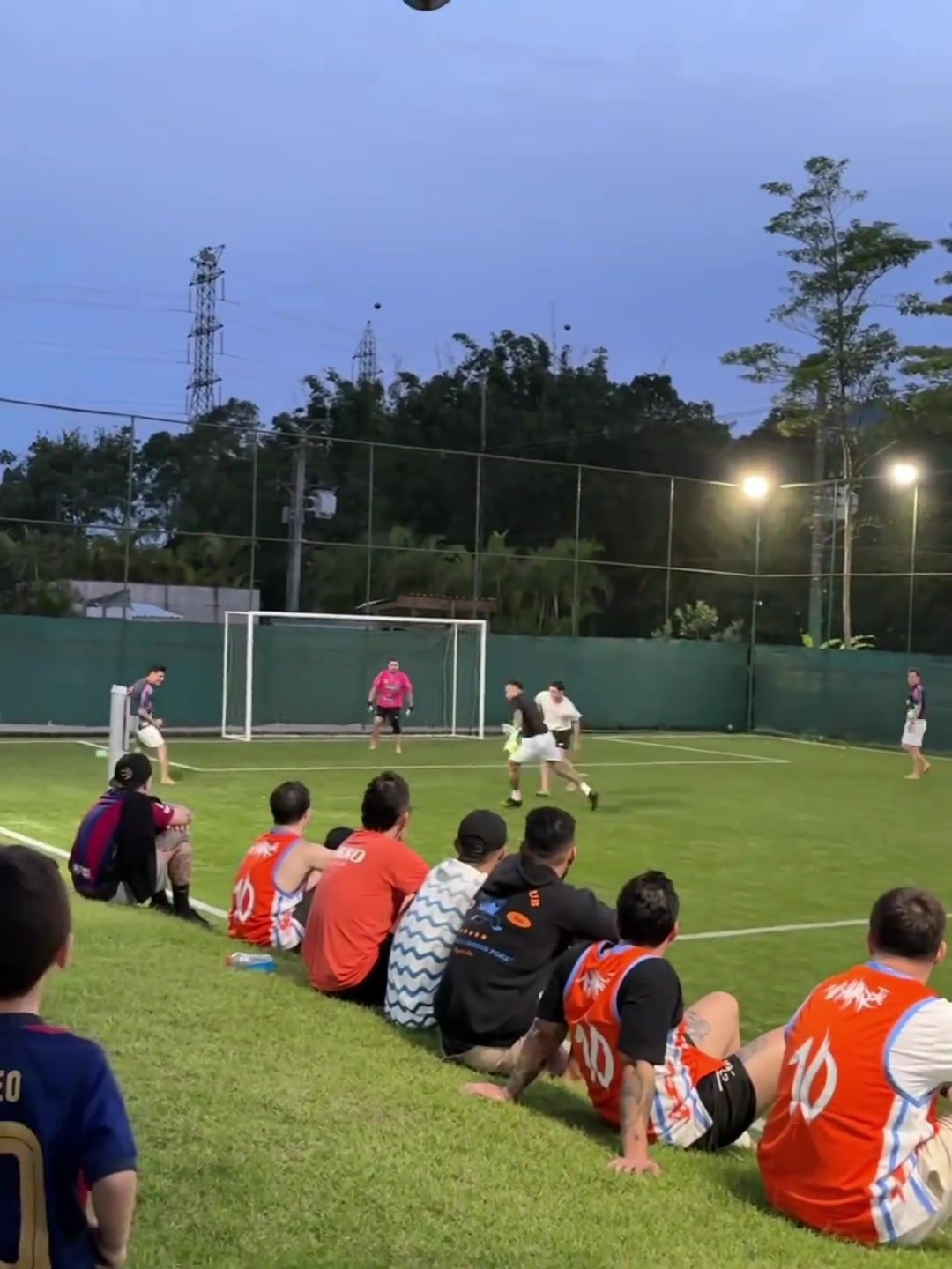 咋都光腳踢內(nèi)馬爾現(xiàn)身野球場(chǎng)踢球竟然帶著門將手套一條龍啊