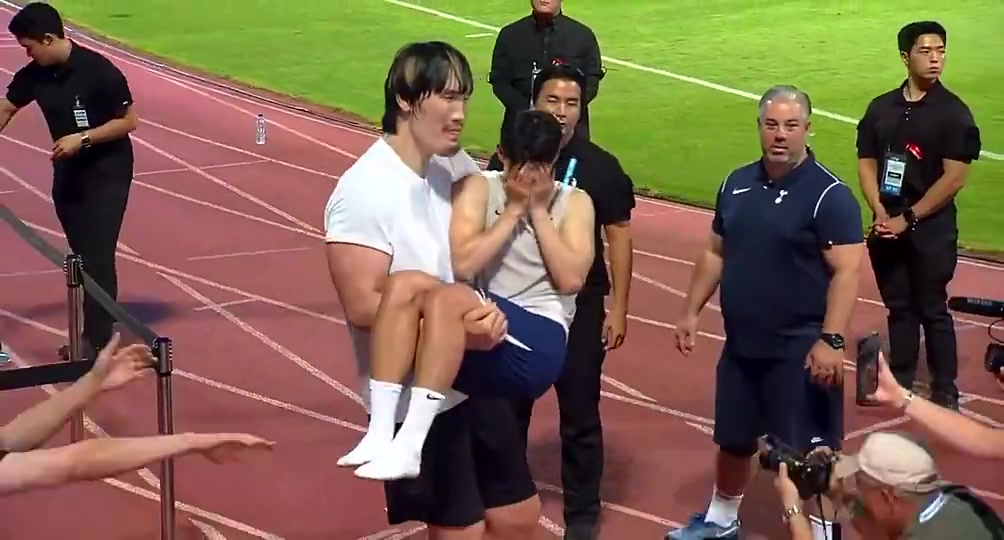 激情四射孫興慜被2米18的大漢公主抱害羞得連連捂臉