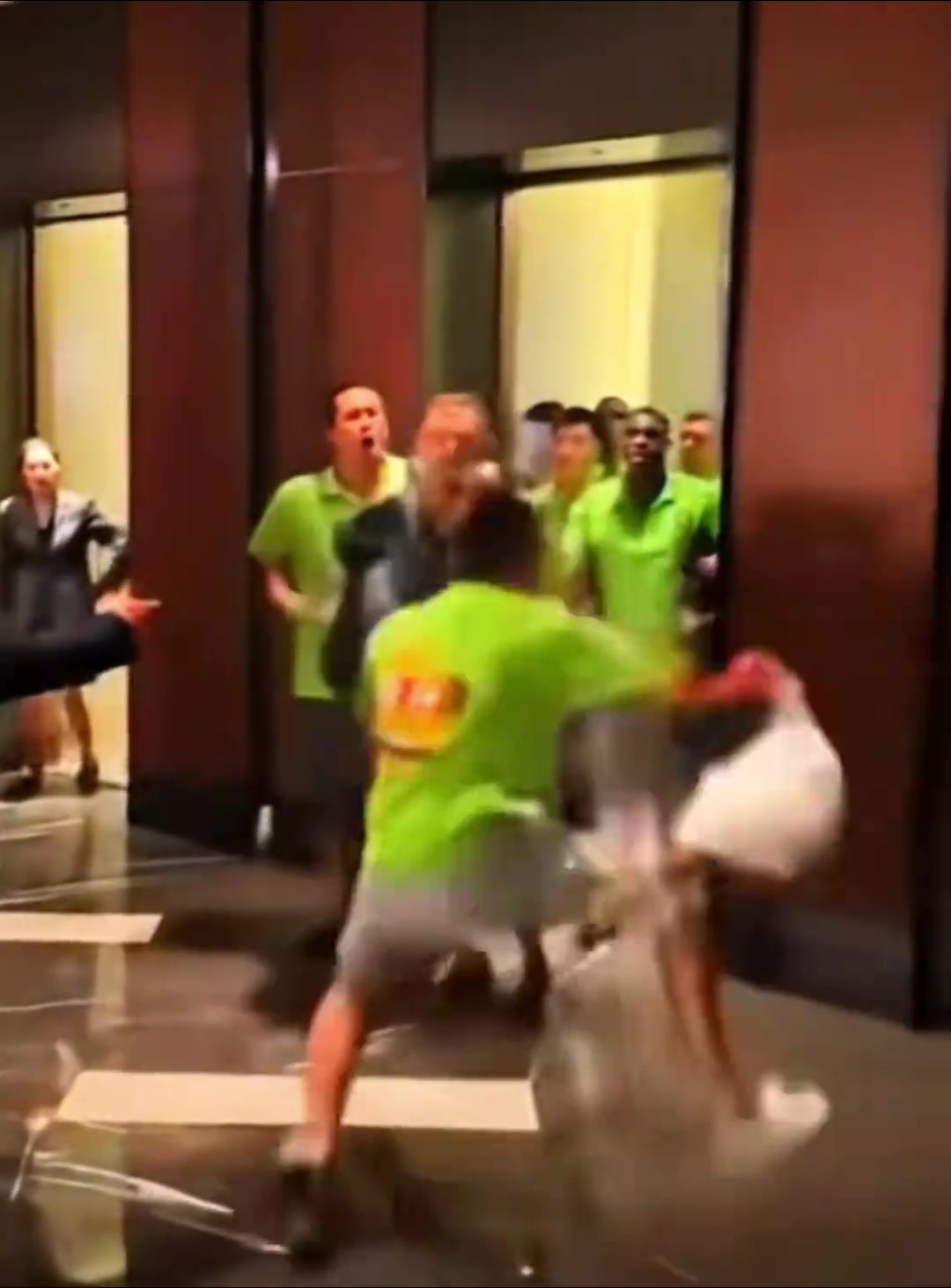 網(wǎng)友用Ai整活國安球員和球迷酒店對(duì)峙的情況是這樣的