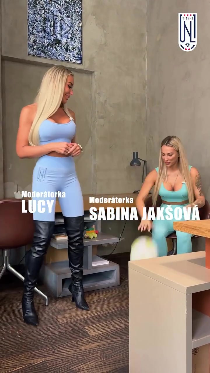 你倆這是女足還是模特球技看著不咋樣但身材也有點(diǎn)走樣啊